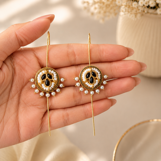 A Set Of Pearl Black And White Needle Ear Cuff Earrings
